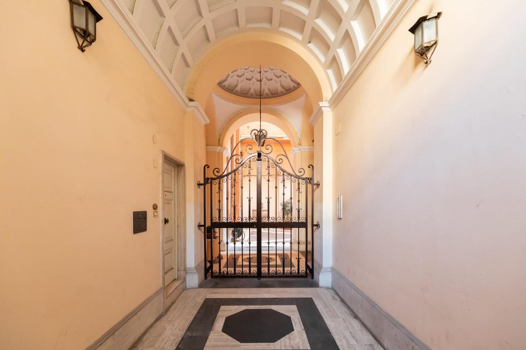 Farnese Stunning Penthouse | Romeloft